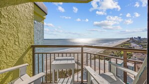 En balkon med udsigt over stranden og havet.