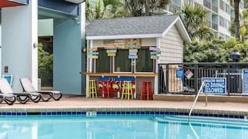 Alberca techada y alberca climatizada