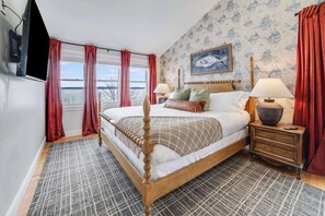 3 bedrooms, desk, iron/ironing board, travel crib