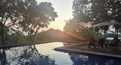 Manuel Villa - A 3-bedroom Villa with Pool, AC, and WiFi in Bataan, Philippines