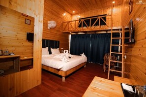 Deluxe-huone, näköala uima-altaalle | 1 makuuhuone, Select Comfort -patjalliset sängyt, työpöytä