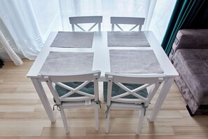 コンフォート アパートメント | リビング エリア | 110 cmの薄型テレビ (ケーブル放送視聴可)、テレビ