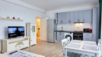 Leilighet – comfort | Oppholdsområde | En 110-centimeters Flatskjerm-TV med kabel-kanaler samt TV