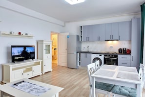 Comfort-huoneisto | Oleskelualue | 110–senttinen taulutelevisio, jossa kaapelikanavat