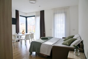 Apartment, Balcony, Mountain View | Living area