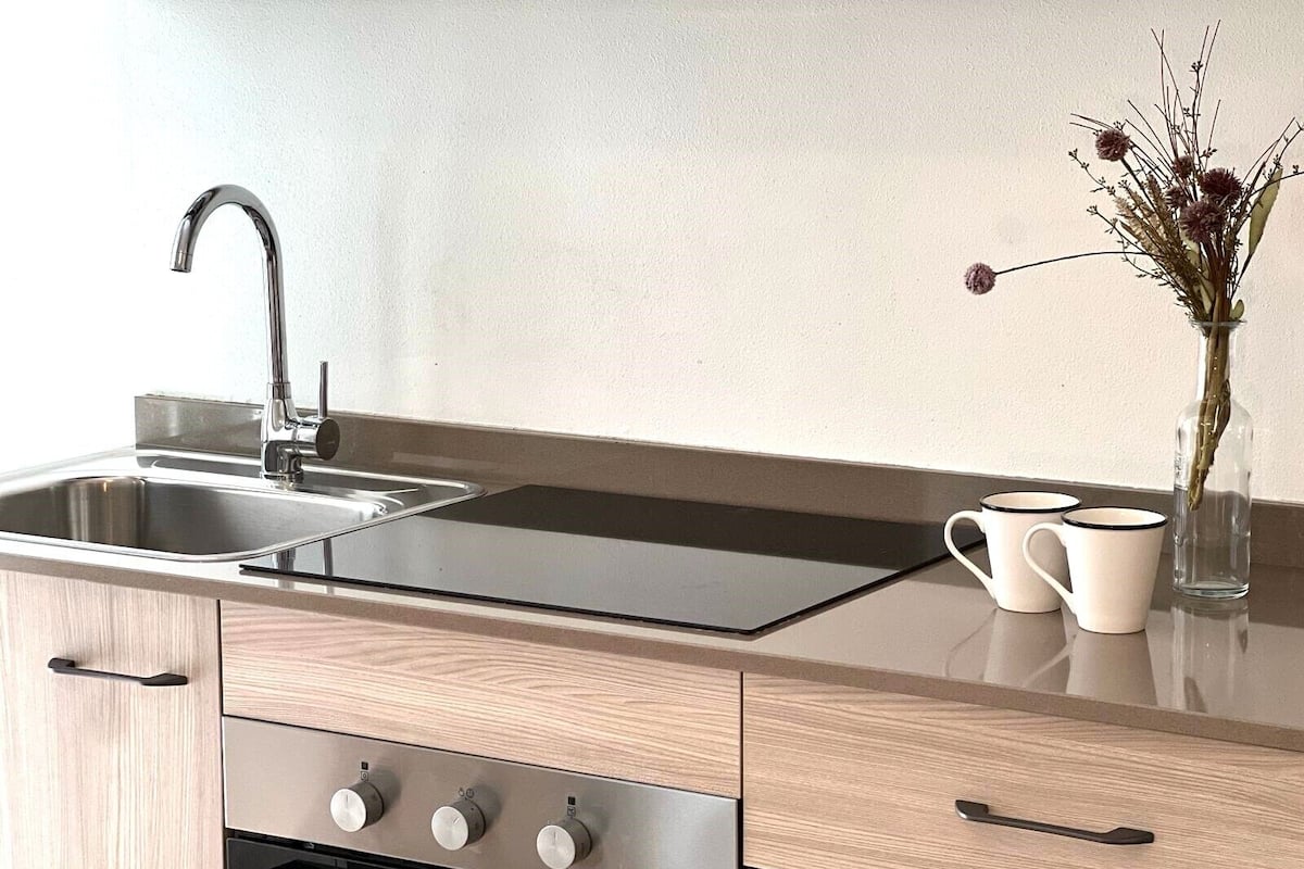 Appartamento, balcone, vista montagna | Cucina privata | Frigorifero, forno, piano cottura, bollitore elettrico