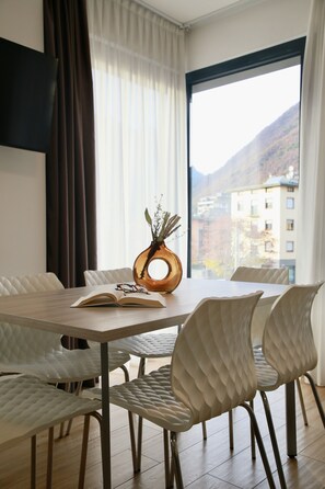 Appartement, balcon, vue montagne | Coin séjour | TV connectée