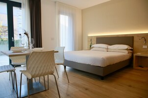 Ropa de cama hipoalergénica y espacio para trabajar con laptop 