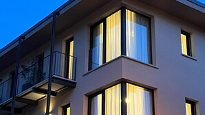 A modern building with large windows and a balcony. - Bernina Suites - 150 metres to Bernina Express (Tirano)