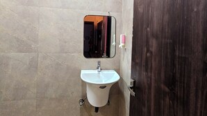 淋浴设施、拖鞋、毛巾、肥皂