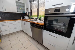 Refrigerador, microondas, horno, lavavajillas