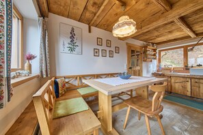 Comfort Chalet, 2 Bedrooms, Mountain View, Garden Area | In-room dining