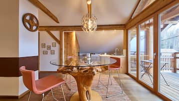 Comfort-Studio, Sauna, Bergblick | Essbereich im Zimmer