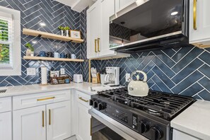 冰箱、微波炉、烤箱、炉灶