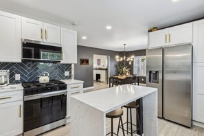 冰箱、微波炉、烤箱、炉灶