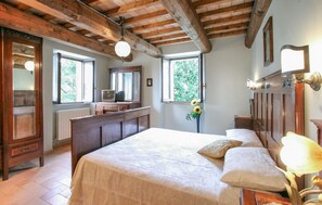 4 bedrooms, travel crib, free WiFi