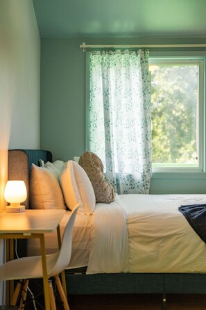 2 bedrooms, desk, iron/ironing board, free WiFi - Sky-High Treehouse - East Austin (Austin)