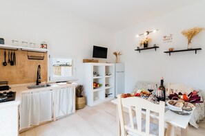 Een koelkast, een magnetron, een oven, een kookplaat