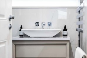 Shower, hair dryer, towels, shampoo