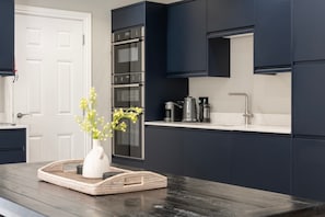 Unclassified image, 2 of 25, button