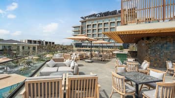 2 bars/lounges, poolside bar