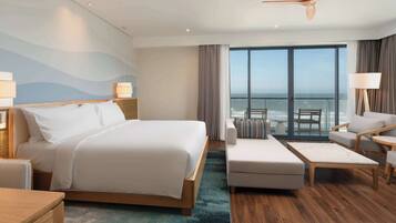 Suite Junior, pemandangan laut | Minibar, brankas, meja kerja, dan ruang kerja ramah laptop