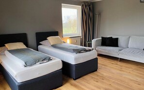 3 bedrooms, desk, iron/ironing board, free WiFi