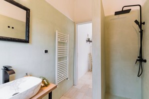 Haartrockner, Bidet, Handtücher, Seife