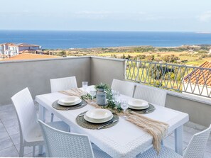 Outdoor dining - Lovely apartment for 5 guests with A/C, TV, terrace and pets allowed (Valledoria)