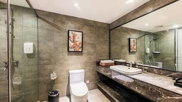 Neljän hengen perhehuone | Kylpyhuone | Suihku, hiustenkuivaaja, tohvelit, pyyhkeet