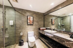 Firemannsrom – familie | Bad | Dusj, hårføner, tøfler og håndklær