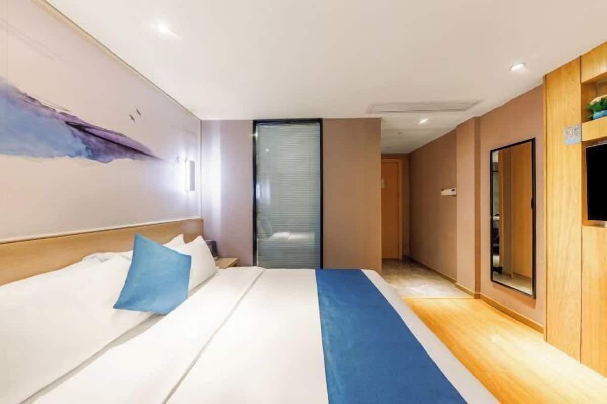 1 Schlafzimmer, Zimmersafe, Schreibtisch, laptopgeeigneter Arbeitsplatz