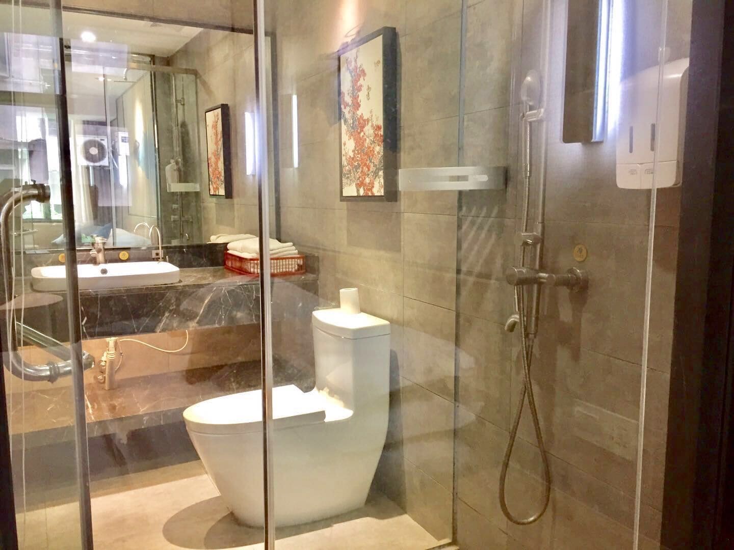 Luxury-Doppelzimmer | Badezimmer | Dusche, Haartrockner, Hausschuhe, Handtücher