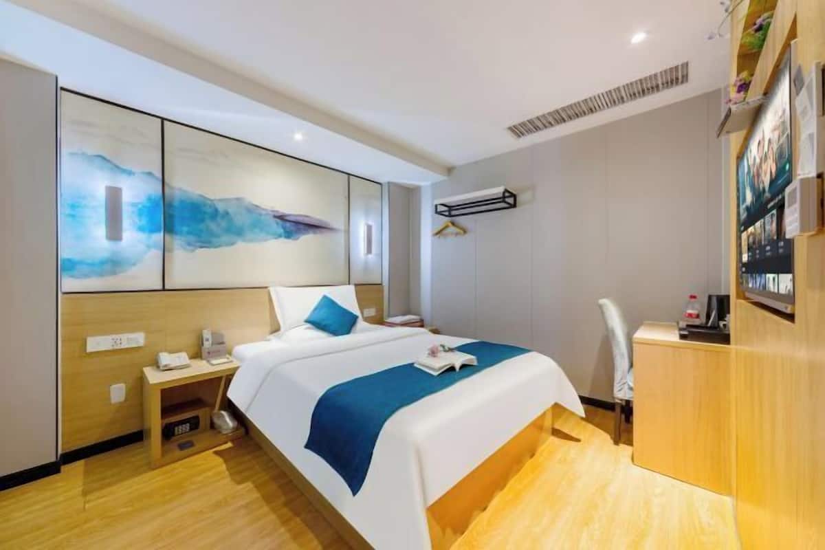 1 Schlafzimmer, Zimmersafe, Schreibtisch, laptopgeeigneter Arbeitsplatz