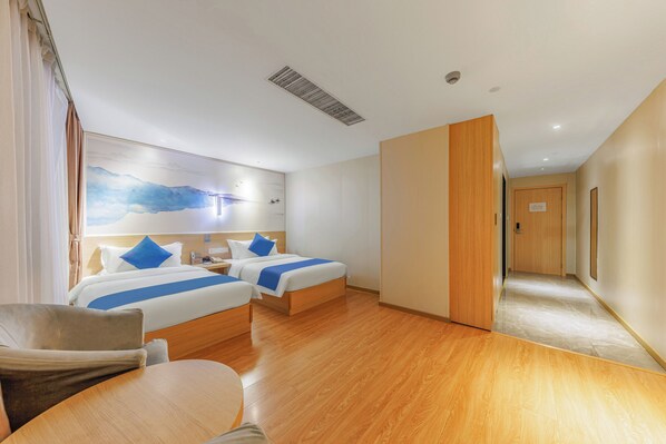 Familien-Vierbettzimmer | Zimmersafe, Schreibtisch, laptopgeeigneter Arbeitsplatz