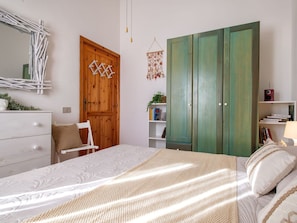 1 quarto, ferros/tábuas de passar roupa, berço de viagem