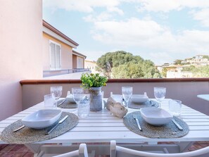 Outdoor dining - Lovely apartment for 4 guests with A/C, pool, terrace and pets allowed (Badesi)