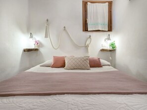 1 camera, ferro/asse da stiro, culla da viaggio