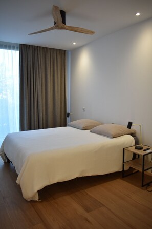 4 bedrooms, desk, iron/ironing board, travel cot