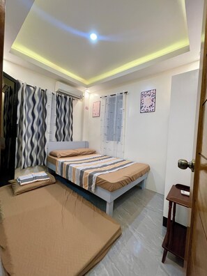 3 bedrooms, iron/ironing board, WiFi, bed sheets