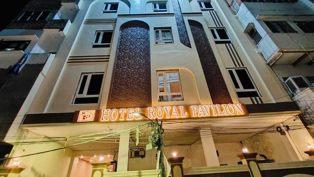 Het uiterlijk van Hotel Royal Pavilion, herkenbaar aan de bijzondere architectuur en verlichte borden.