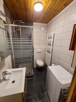 Regadera y papel de baño 