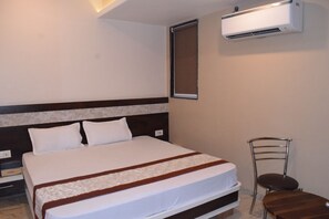 Double Room, Garden View | Memory foam beds, free WiFi, bed sheets