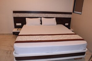 Double Room, Garden View | Memory foam beds, free WiFi, bed sheets