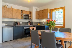 Fridge, microwave, oven, stovetop - Cosy and spacious 3* apartment, close to the slopes. Pets welcome! (Saint-Jean-de-Sixt)