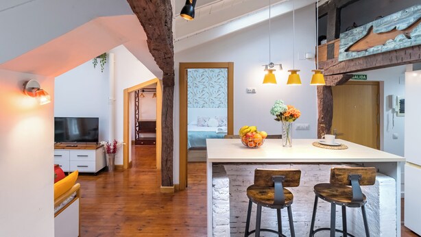 A modern kitchen with a central island, wooden bar stools, and pendant lighting. - ☀️❤️Historic penthouse in the heart of Santander ! ❤️☀️ (Santander)