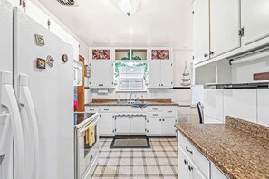 Fridge, cookware/dishes/utensils