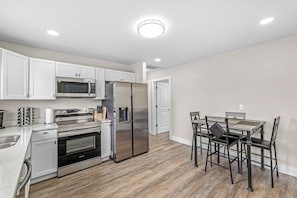 Dishwasher, cookware/dishes/utensils