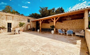 Outdoor dining - Domaine de Bonaveau - Spa & Pool (Barcelonne)