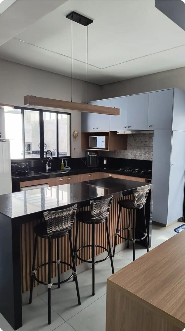 Fridge, microwave, stovetop, dishwasher - Beautiful cozy house with swimming pool (Ribeirão preto)